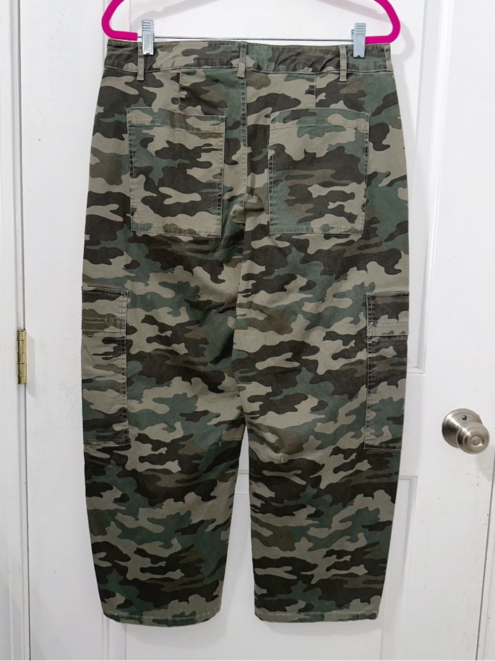 Universal Thread Mid-Rise Barrel Leg Cargo Pants, size 12 - Picture 3 of 5